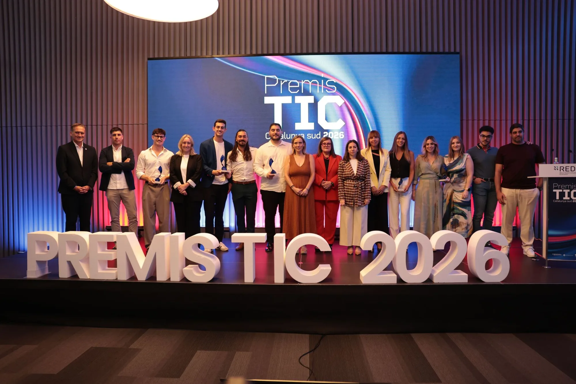 Foto de família dels guardonats i representants institucionals als Premis TIC Catalunya Sud 2026