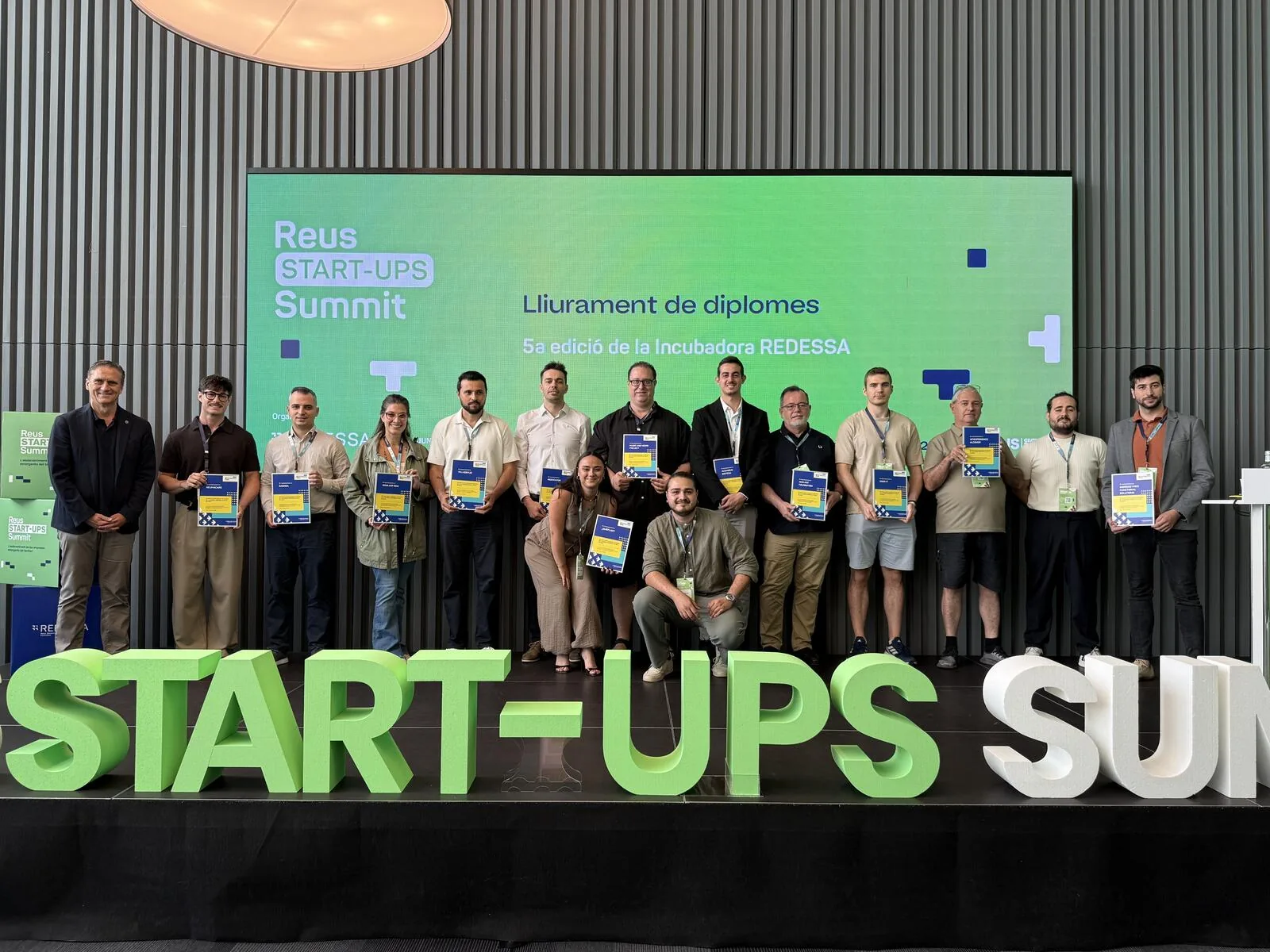 The 9 finalist startups of REDESSA's incubation program on stage