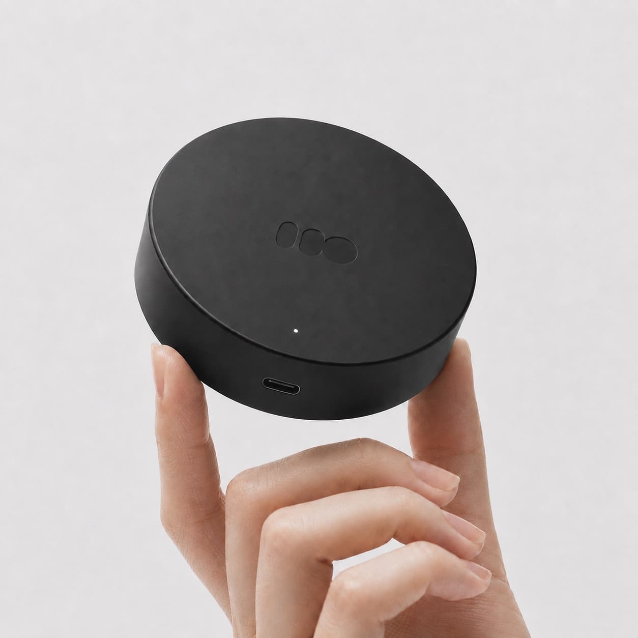 NeumaSense sostingut entre dos dits