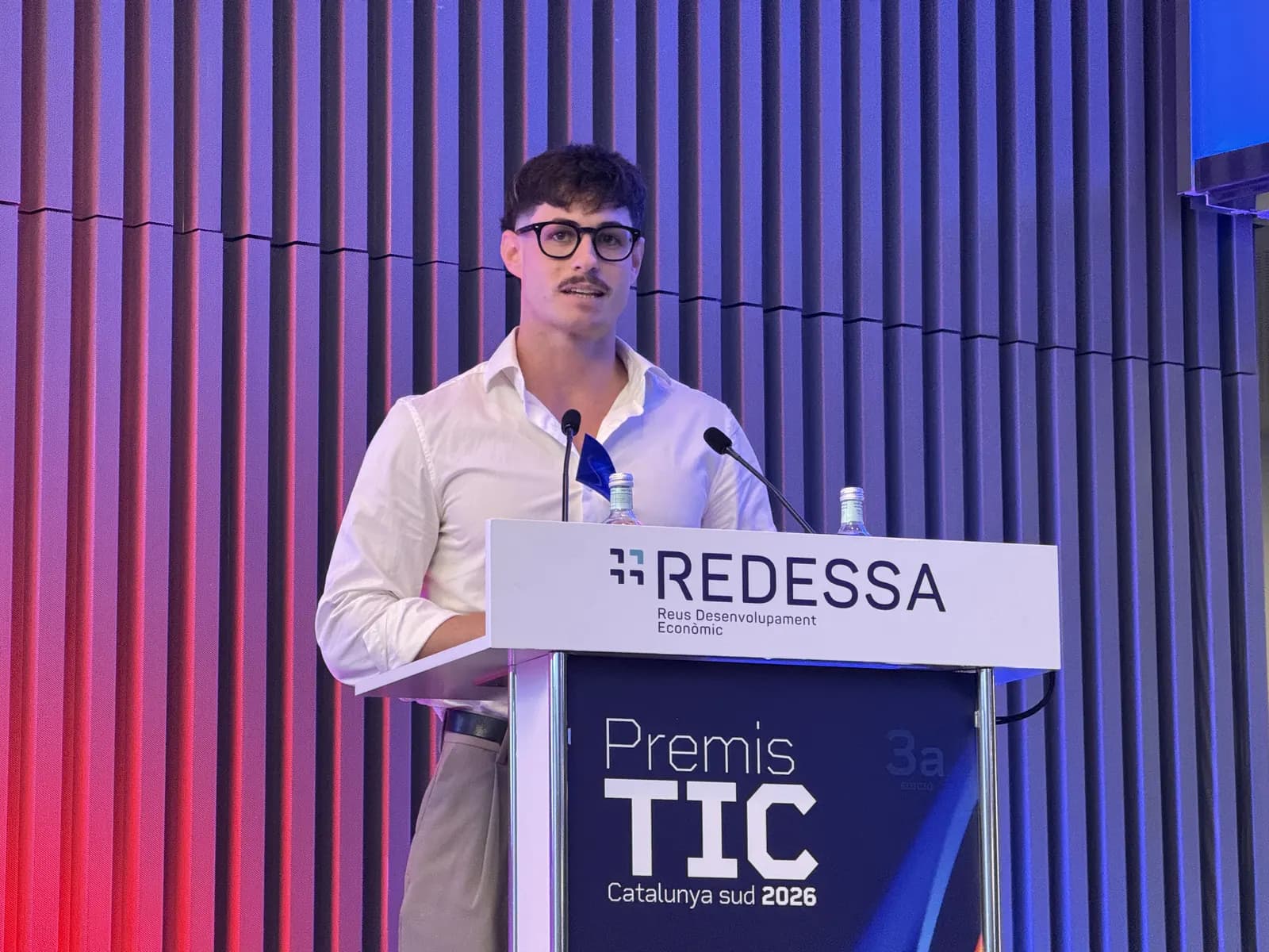 NeumaCare intervenint al faristol dels Premis TIC Catalunya Sud 2026