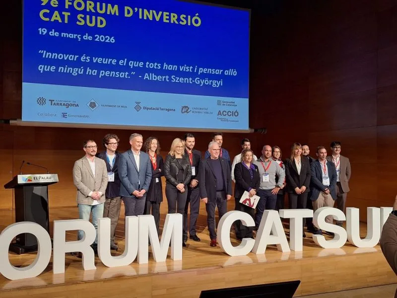 El 9è Fòrum d'Inversió CAT SUD amb les startups participants a l'escenari