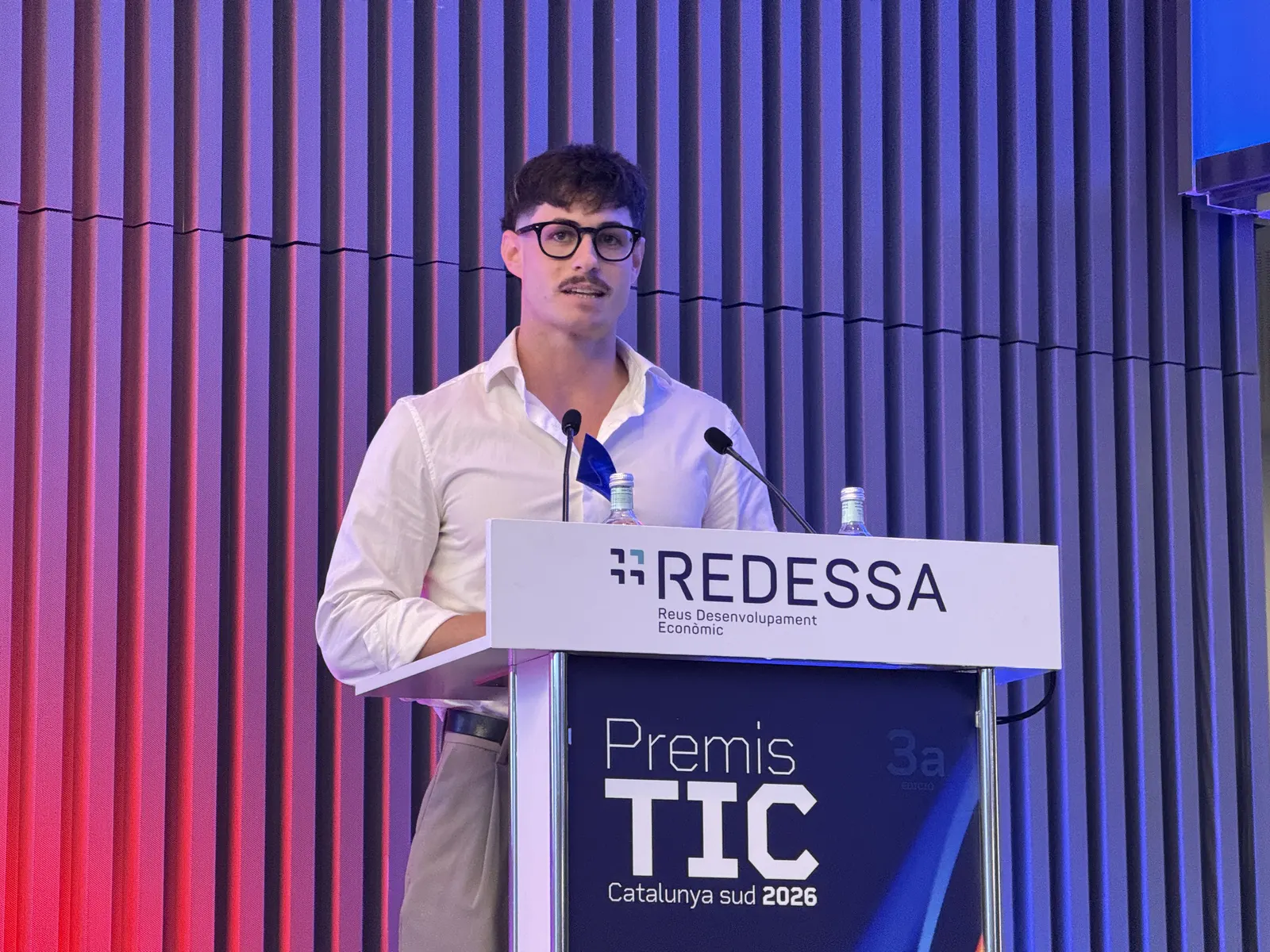 NeumaCare intervenint al faristol dels Premis TIC Catalunya Sud 2026